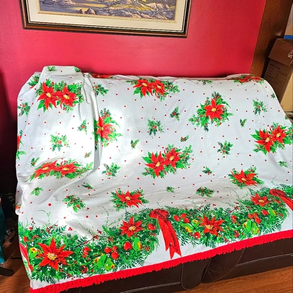 Vintage Christmas Tablecloth - Picture 2 of 4